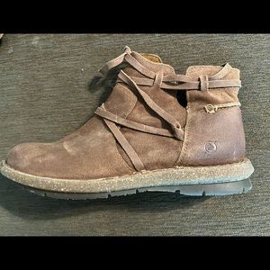 Born Women’s Tarkiln leather ankle boot. Size 8